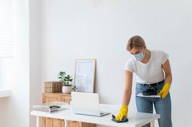 Photo personne qui s'occupe du nettoyage des bureaux