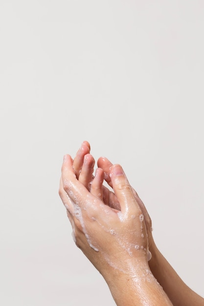 Personne De Race Blanche Se Lavant Les Mains Avec Du Savon