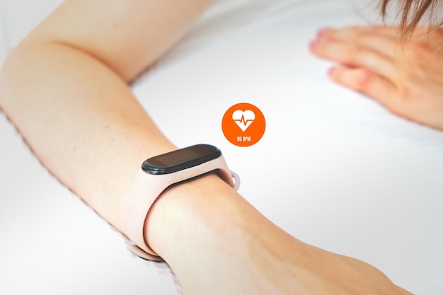 La personne regarde à travers la fréquence cardiaque sur une smartwatch.