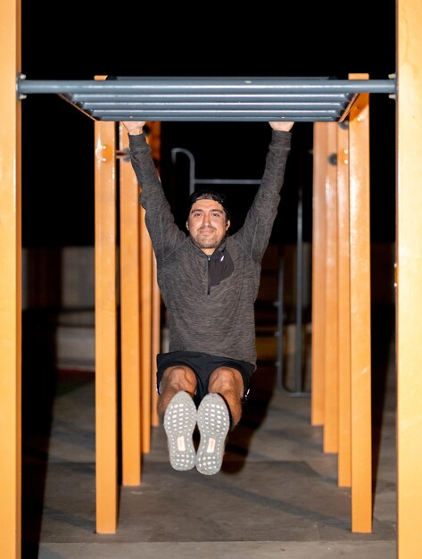 personne de remise en forme faisant de l'exercice dans la rue la nuit