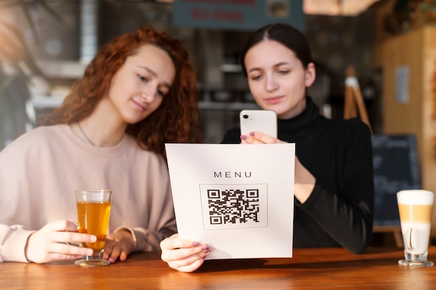 Photo personne scannant le code qr