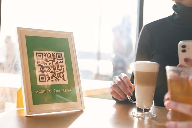 Photo personne scannant le code qr