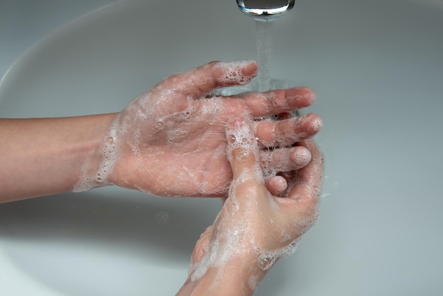 Une personne se lave les mains à l'eau et au savon Hygiène Prendre soin de sa santé