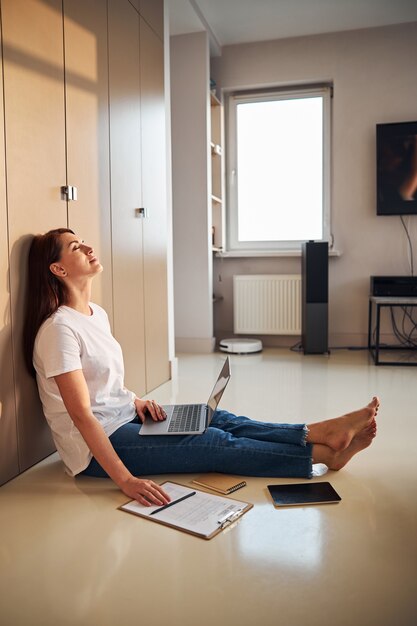 Personne de sexe féminin frustrée étant profondément dans ses pensées