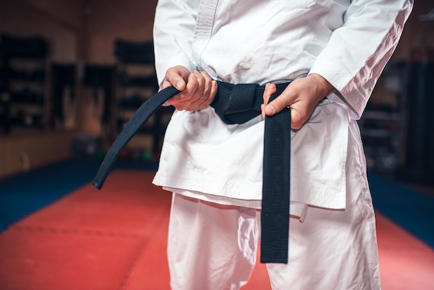 Personne de sexe masculin en kimono blanc avec ceinture noire