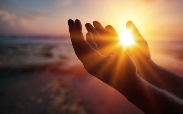 Personne De Silhouette Sur Fond De Coucher De Soleil. Levant Les Mains En Adoration.