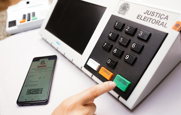 Photo une personne simule le vote dans l'urne électronique de vote électronique dispositif de vote numérique au brésil