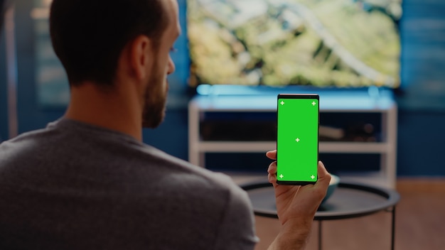 Personne Avec Un Smartphone Moderne Regardant Un écran Vert