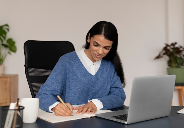 Photo personne sociale intégrée dans l'espace de travail