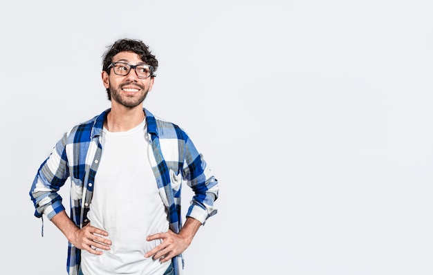 Personne souriante réfléchie regardant un espace vide Bel homme souriant regardant une publicité sur le côté homme souriant pensant et voyant un espace vide