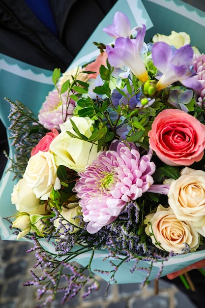 Une personne tenant un bouquet de fleurs