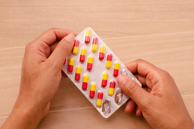 Personne tenant une capsule de médecine dans la main médecine et soins de santé Les pilules sont des formes pharmaceutiques solides