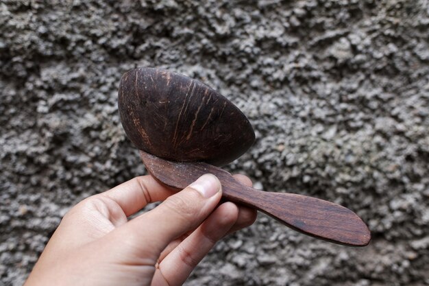 Photo une personne tenant une cuillère en bois avec une poignée en bois