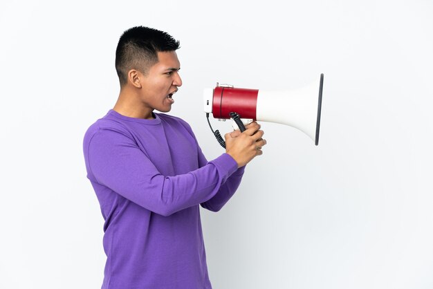 Personne tenant un mégaphone sur fond isolé