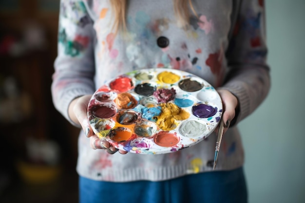 Une personne tenant une palette de peinture et brosse la santé mentale