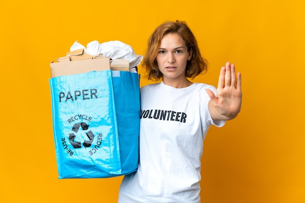 Personne tenant un sac à recycler