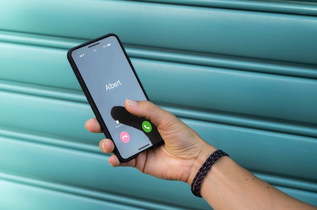 Personne tenant son smartphone avec une application à l'écran