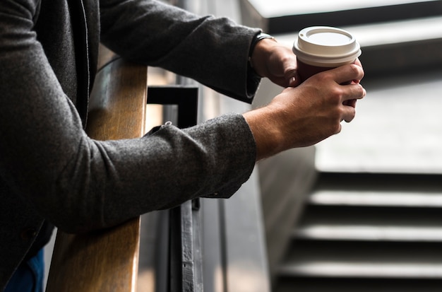 Photo personne tenant une tasse de café chaud