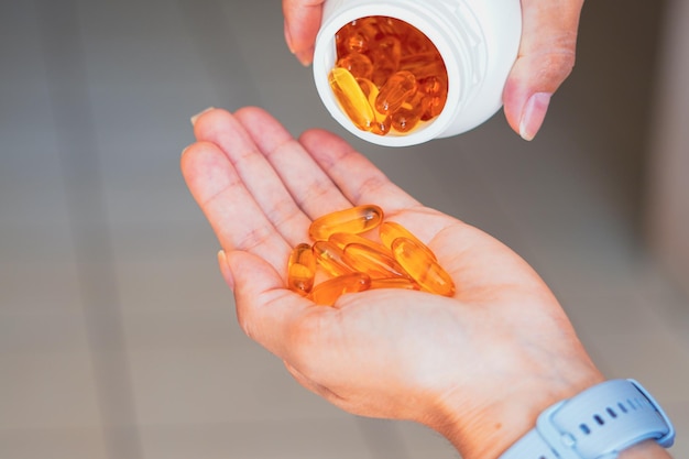 Photo une personne tient plusieurs pilules de médecine dans sa main