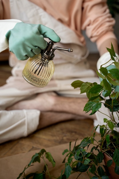 Photo personne transplantant des plantes dans de nouveaux pots