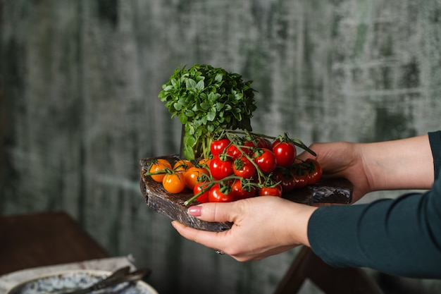 Personne transportant un plateau avec une variété de légumes