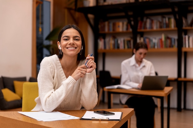 Photo personne travaillant au bureau