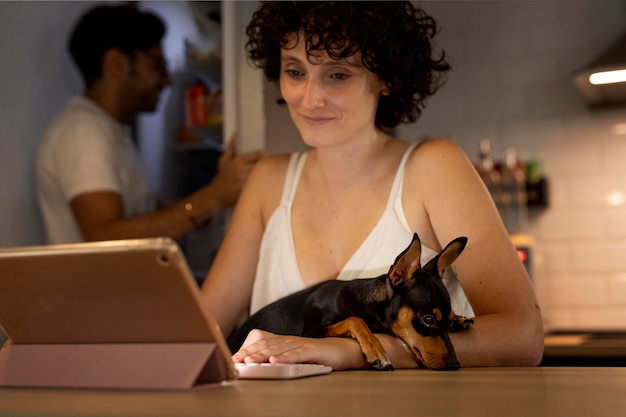 Photo personne travaillant à domicile avec un chien de compagnie