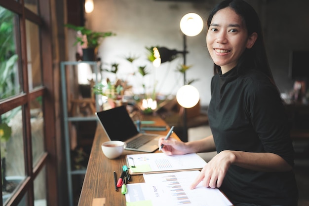 Personne de travailleur d'affaires travaillant au café en utilisant un ordinateur portable sur la technologie de communication en ligne