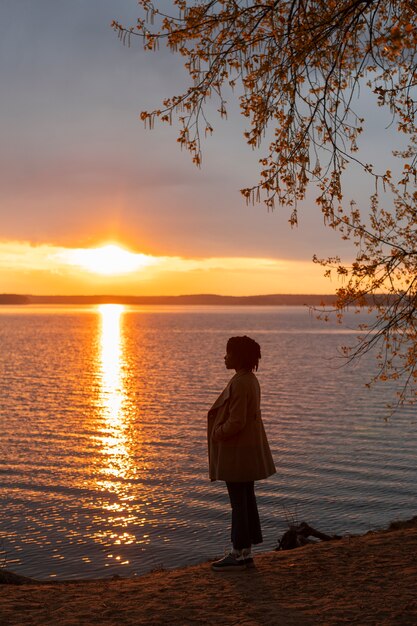 Photo personne triste et contemplative près du lac