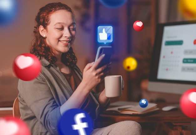 Photo personne utilisant un appareil électronique avec des bulles liées aux réseaux sociaux autour d'elle pour célébrer la journée des médias sociaux