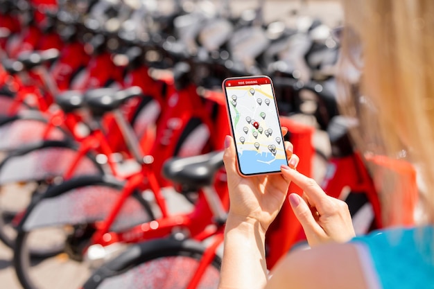 Personne utilisant une application de location de vélos sur un téléphone portable