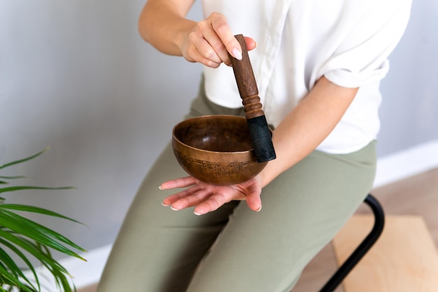 Personne utilisant un bol chantant tibétain