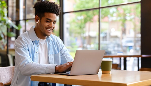 Personne utilisant un ordinateur portable dans un café