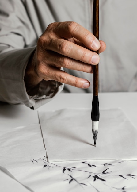 Photo personne utilisant un pinceau d'encre chinoise