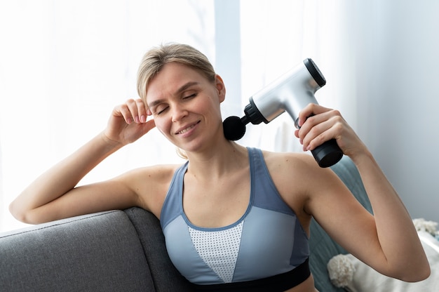 Personne utilisant un pistolet de massage