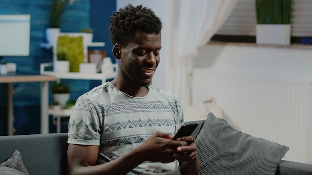 Personne utilisant un smartphone avec écran tactile pour les messages texte