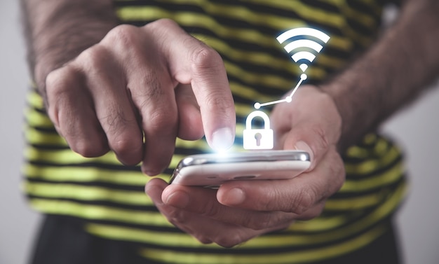 Personne utilisant un smartphone. Sécurité WI-FI