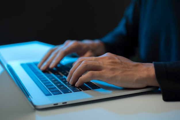 Photo une personne utilise des ordinateurs portables pour travailler ou étudier en ligne à la maison