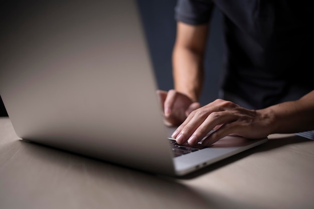 Photo une personne utilise des ordinateurs portables pour travailler ou étudier en ligne à la maison