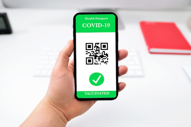 Personne vaccinée utilisant l'application de passeport de santé numérique sur téléphone mobile