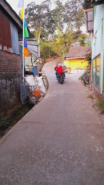 une personne sur un vélo descend une rue.