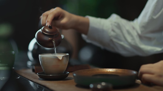 Une personne versant du café dans une tasse