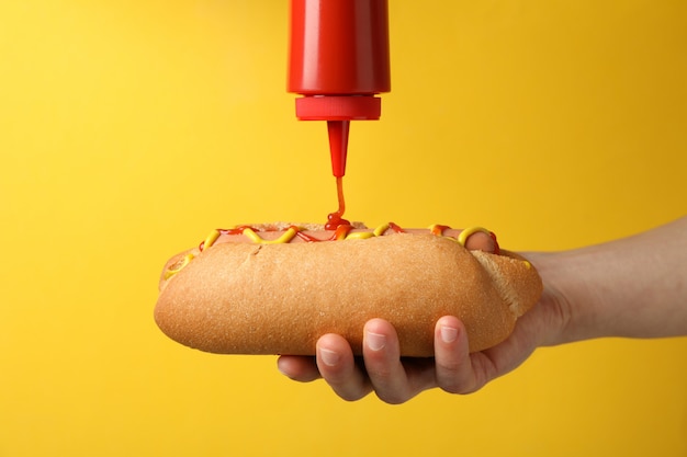 Personne, Verser, ketchup, hot-dog, jaune