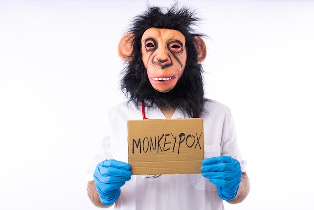 Personne vêtue d'un singe avec un masque avec un costume d'infirmière médicale avec un panneau indiquant 39MONKEYPOX39 et une seringue sur fond blanc Épidémie de virus pandémique Nigeria et concept de variole