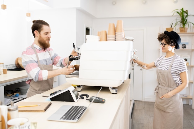 Personnel de café au travail