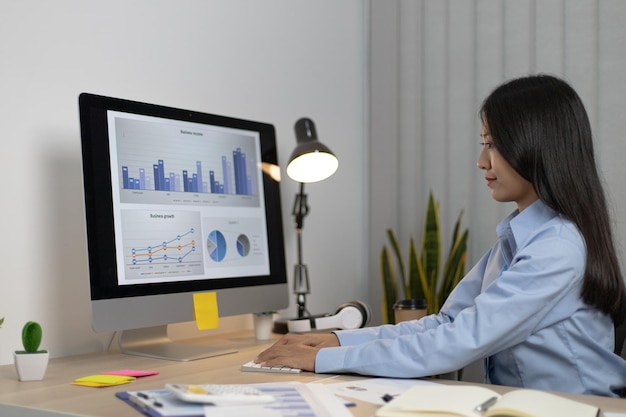 Le personnel du marketing analyse les données de revenus de l'entreprise pour se préparer à ajuster le plan de marketing