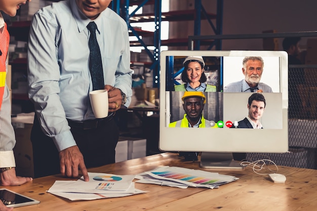 Le personnel de l'entrepôt de parler lors d'un appel vidéo au travail