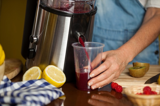 Personnel féminin préparant un jus