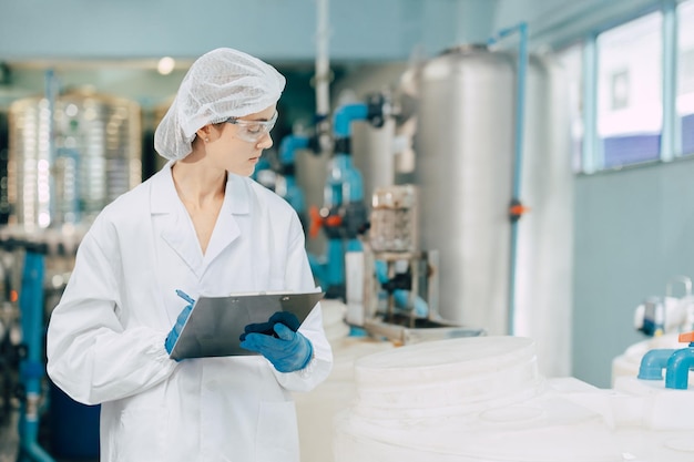 personnel d'hygiène travailleur dans l'alimentation et les boissons usine propre travailleuses dans l'industrie de l'eau usine qualité