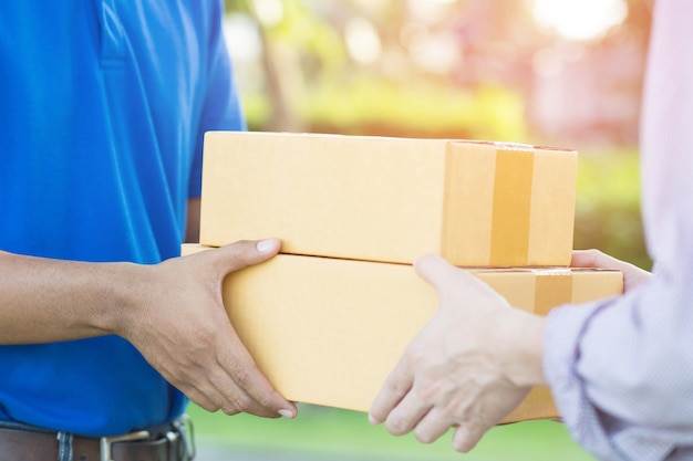 Personnel de livraison transportant des boîtes en papier.